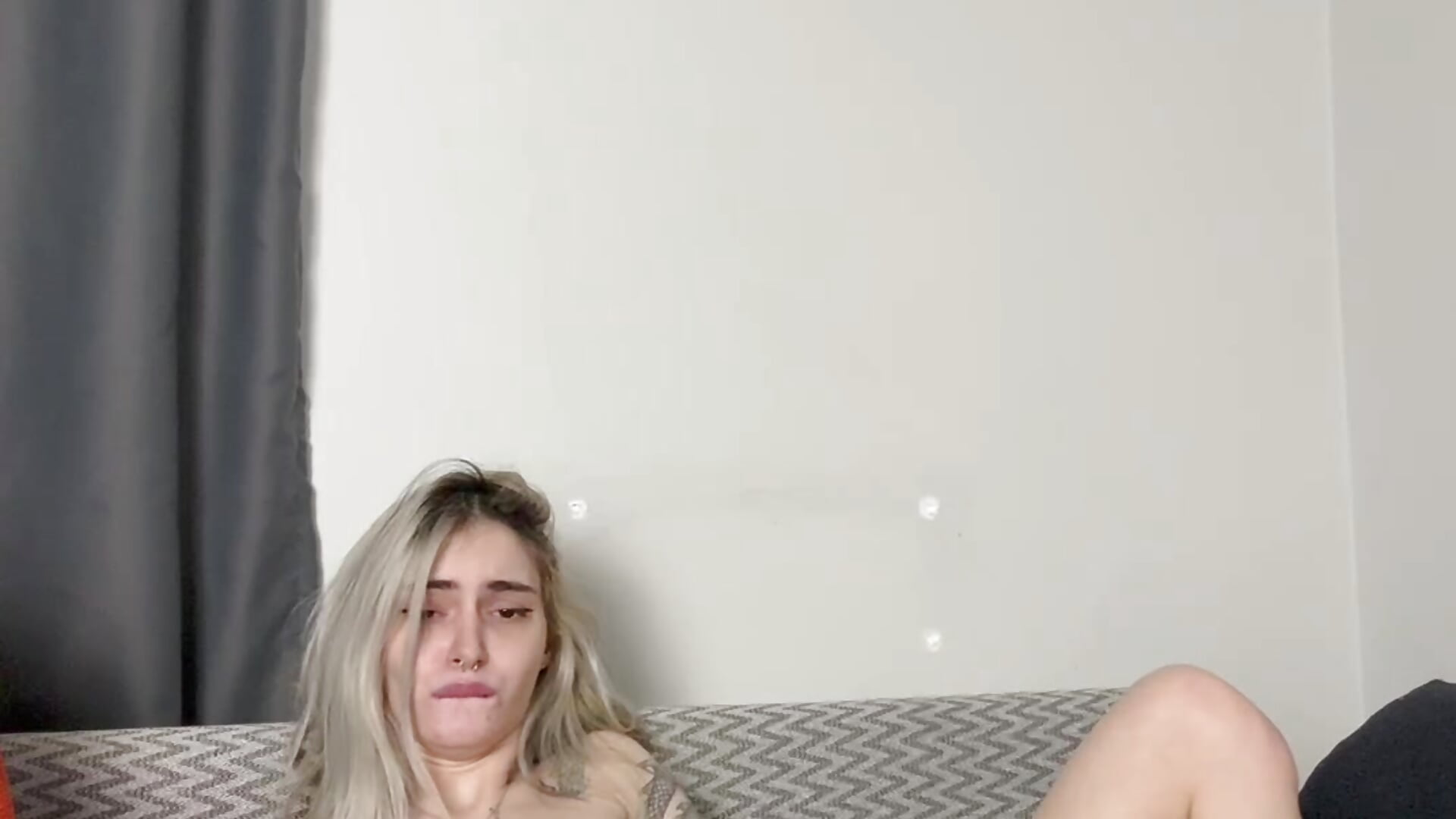 Mmm play with my dildo its so hot😏🍆 - video by Lesyalisss cam model