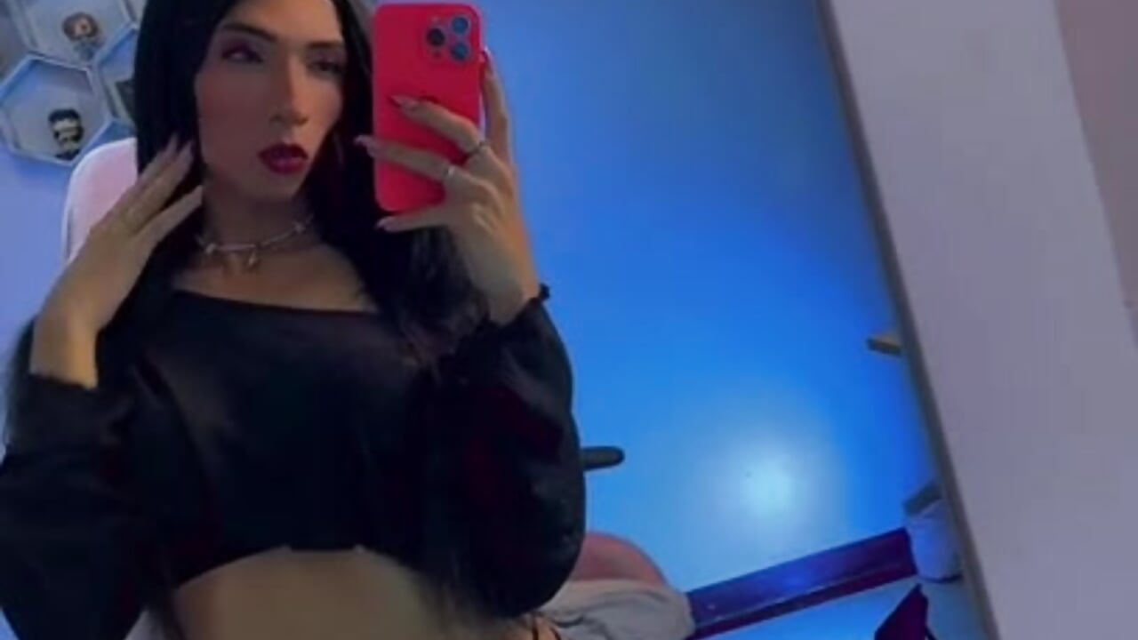 Sexy lady in black - video by kylliefox_ cam model