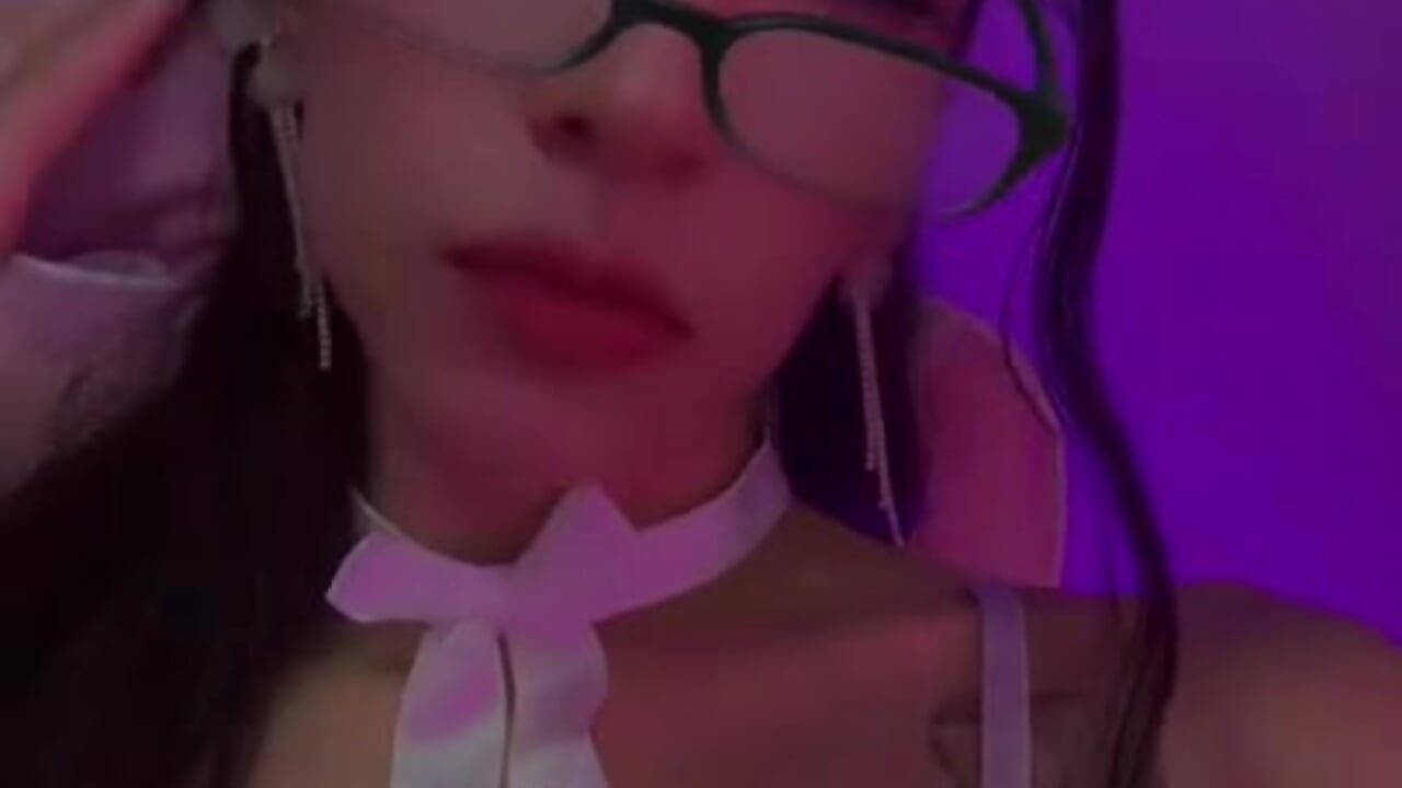 The sexy girl - video by kylliefox_ cam model