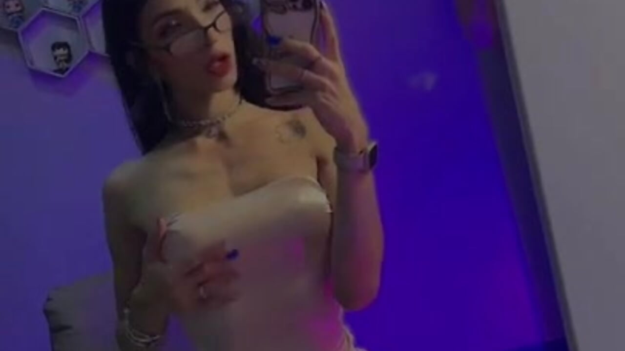 If you’re missing a present under the tree this year, don’t worry… I can be yours - video by kylliefox_ cam model