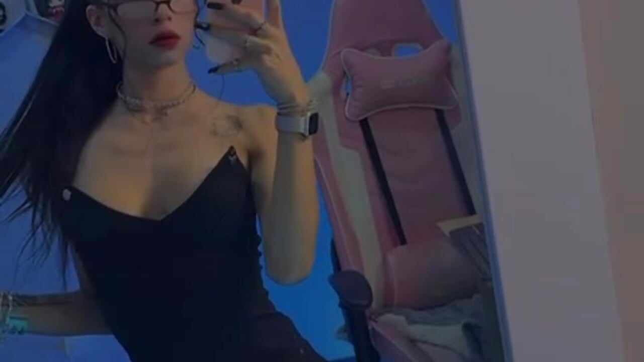 A very sexy lady - video by kylliefox_ cam model