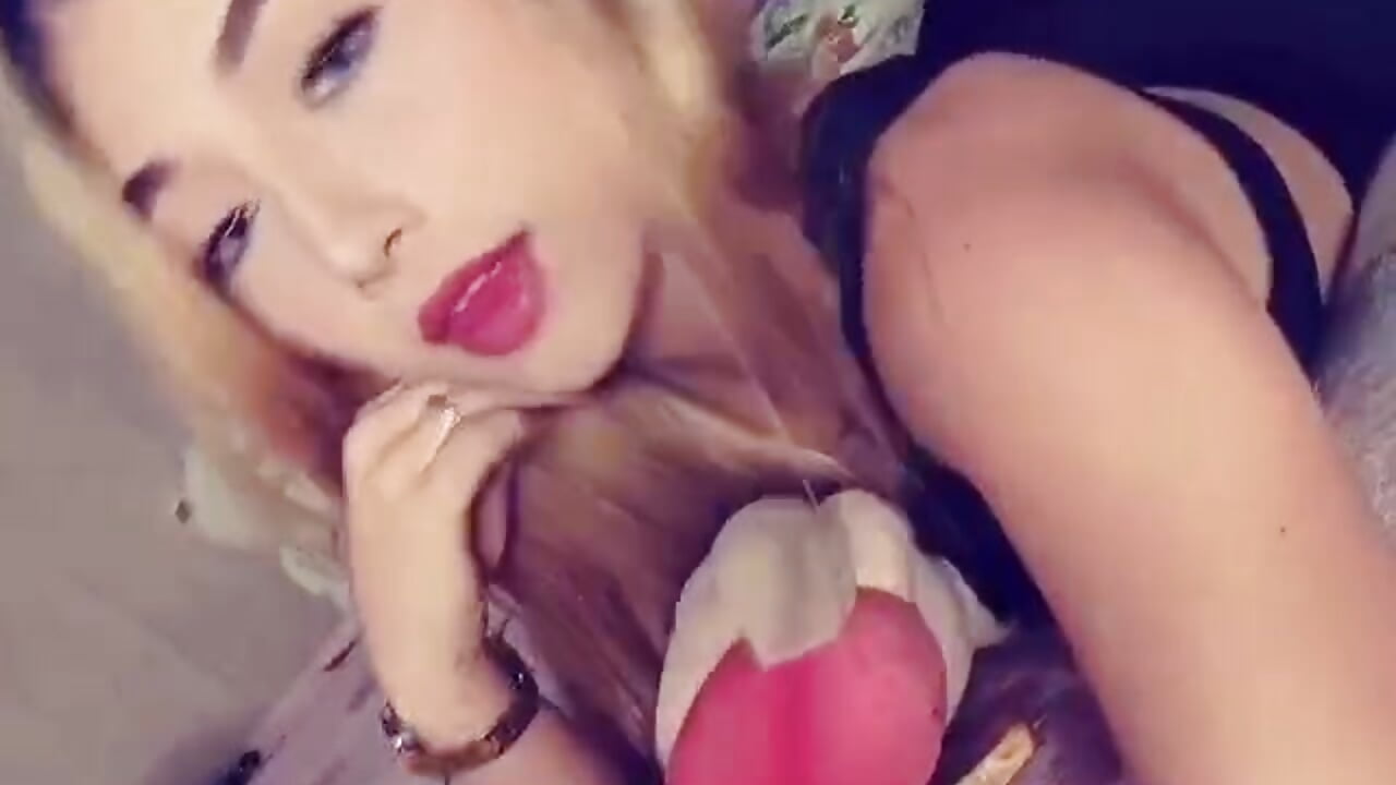 🙈 - فيديو من Emiily_Xx موديل الكام