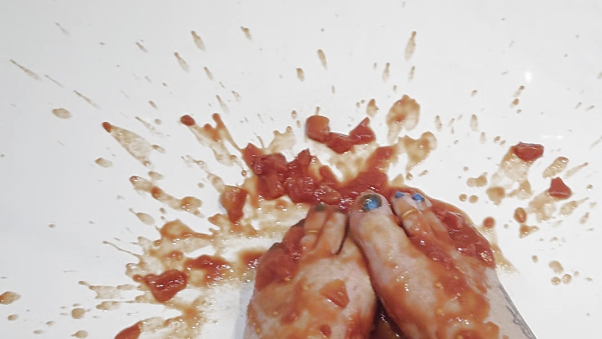 feet sploshing tomatoes– BridgetBlueEyes kameramodell videója