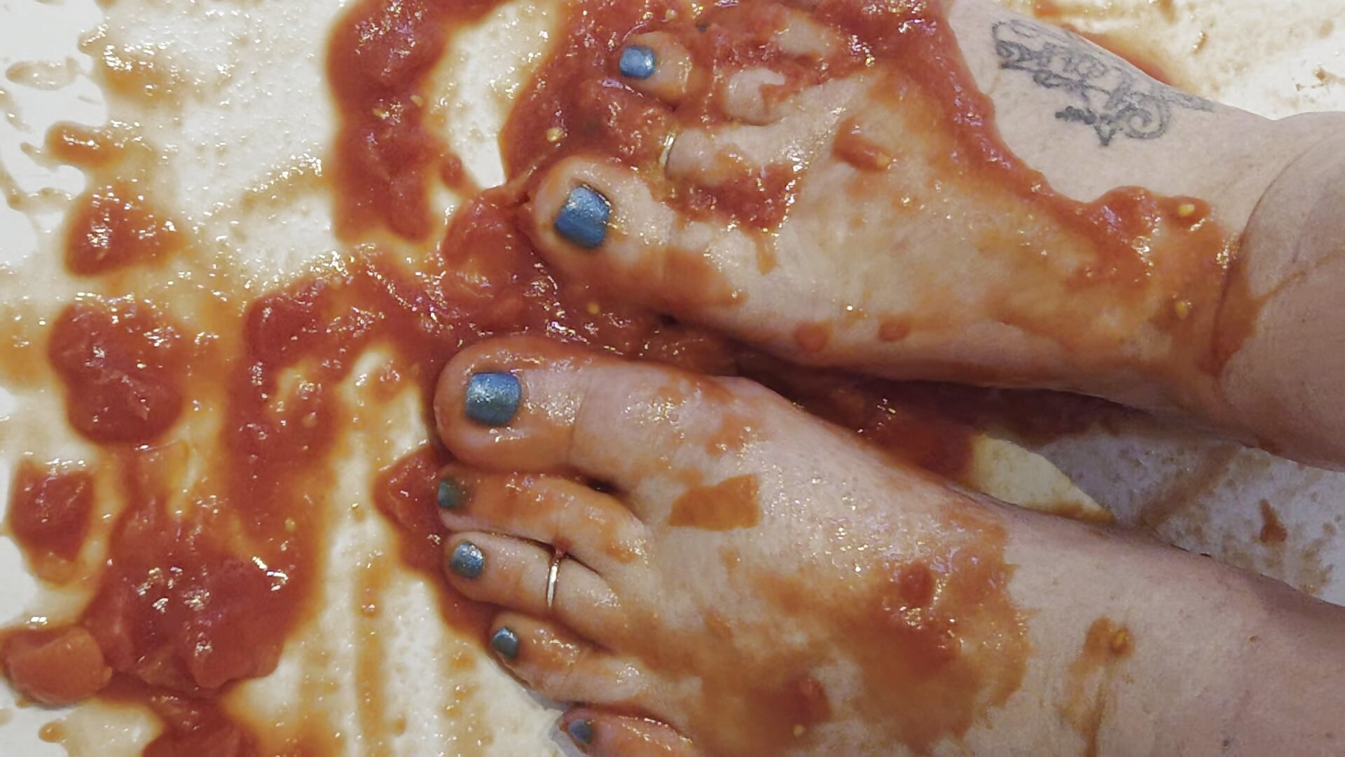 feet sploshing  through toes tomatoes– BridgetBlueEyes kameramodell videója