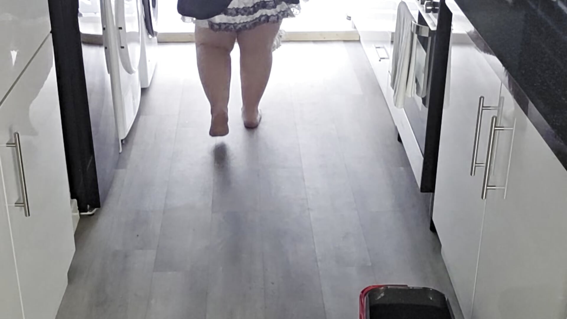 mopping floor in  outfit– BridgetBlueEyes kameramodell videója