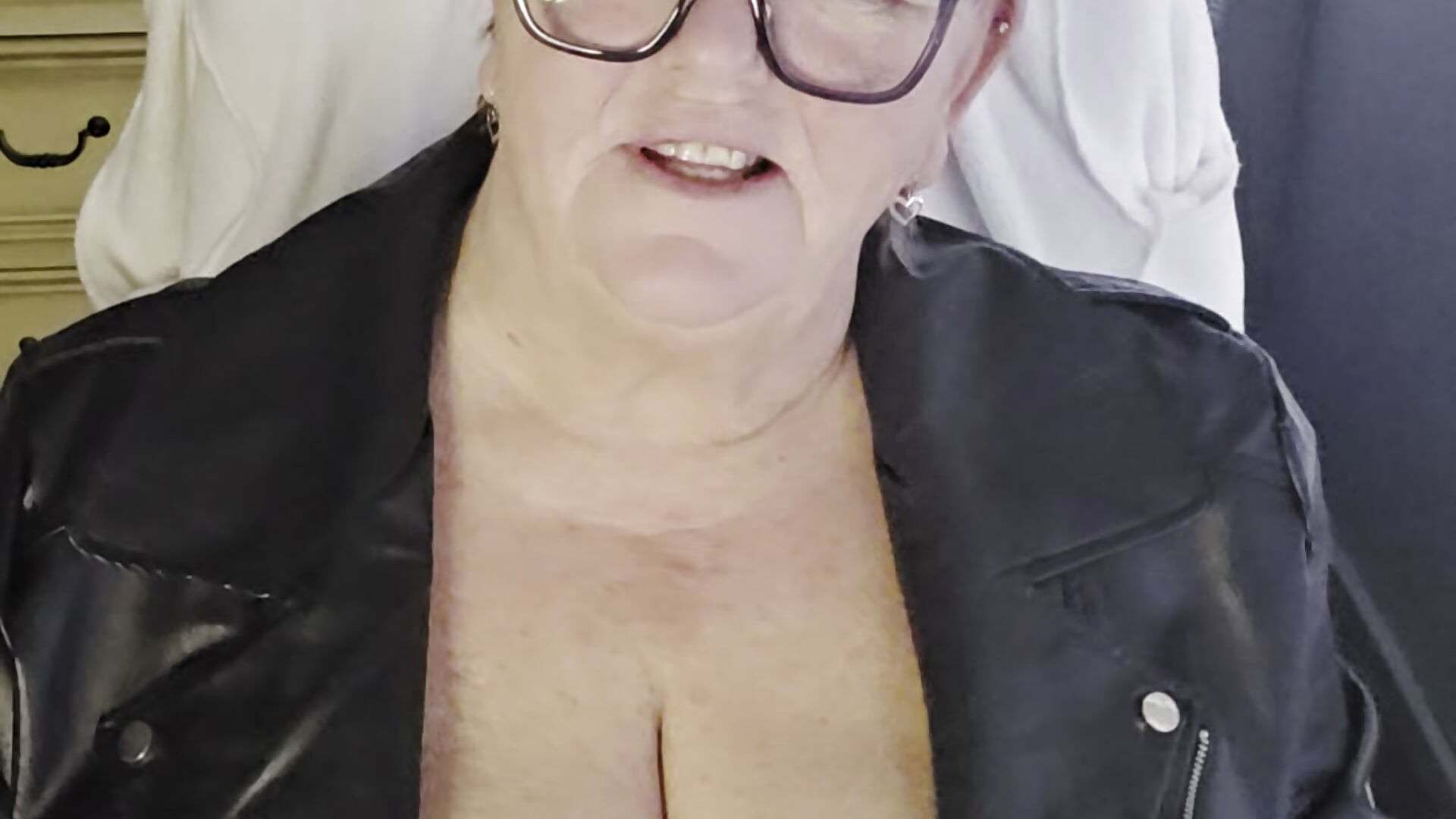 20260129_154010 smoking in my leather jacket - video BridgetBlueEyes kameramallilta