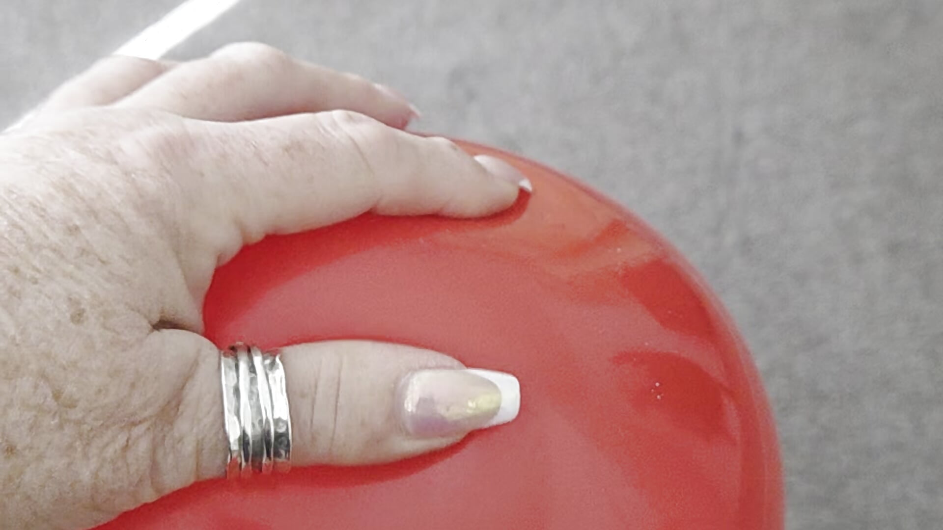 20260410_122907 hands and baloon rubbing - video oleh model kamera BridgetBlueEyes