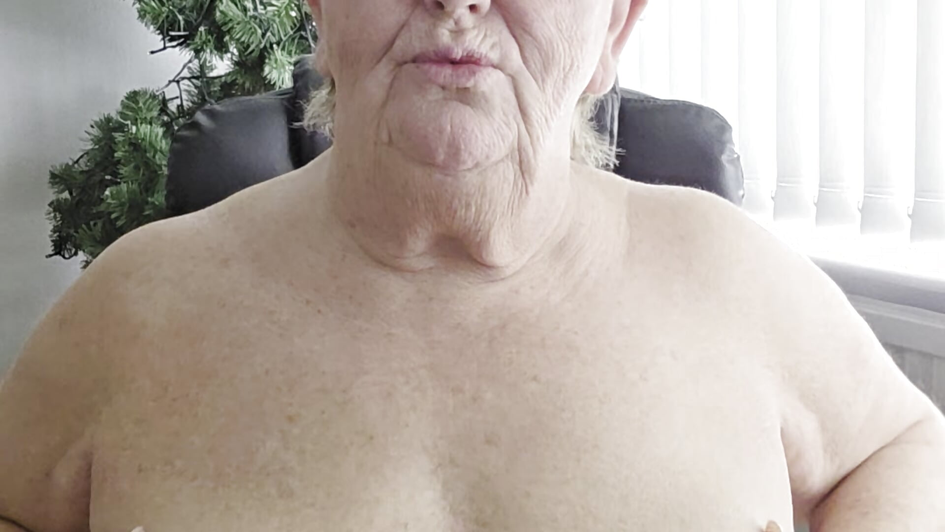 oiling my 42c tits– BridgetBlueEyes kameramodell videója