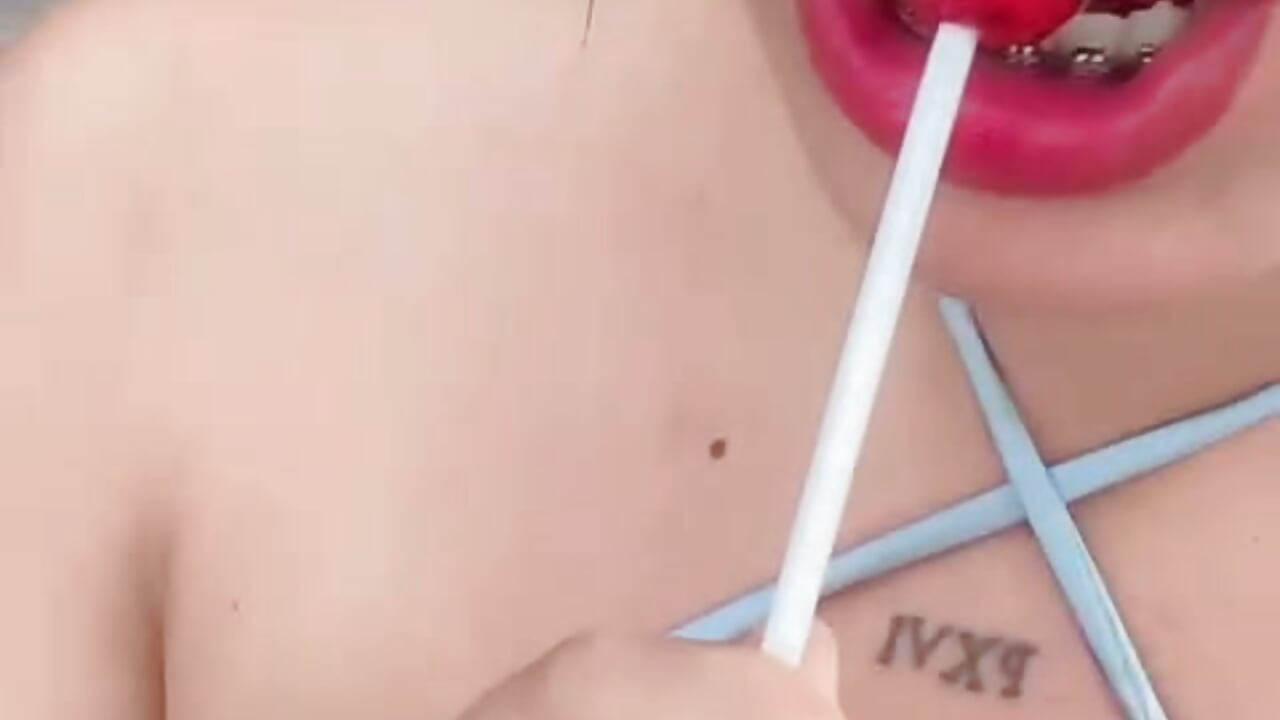 Want a bite? 🍭🍬 - video av Lucia_princess_xxx cam-modell