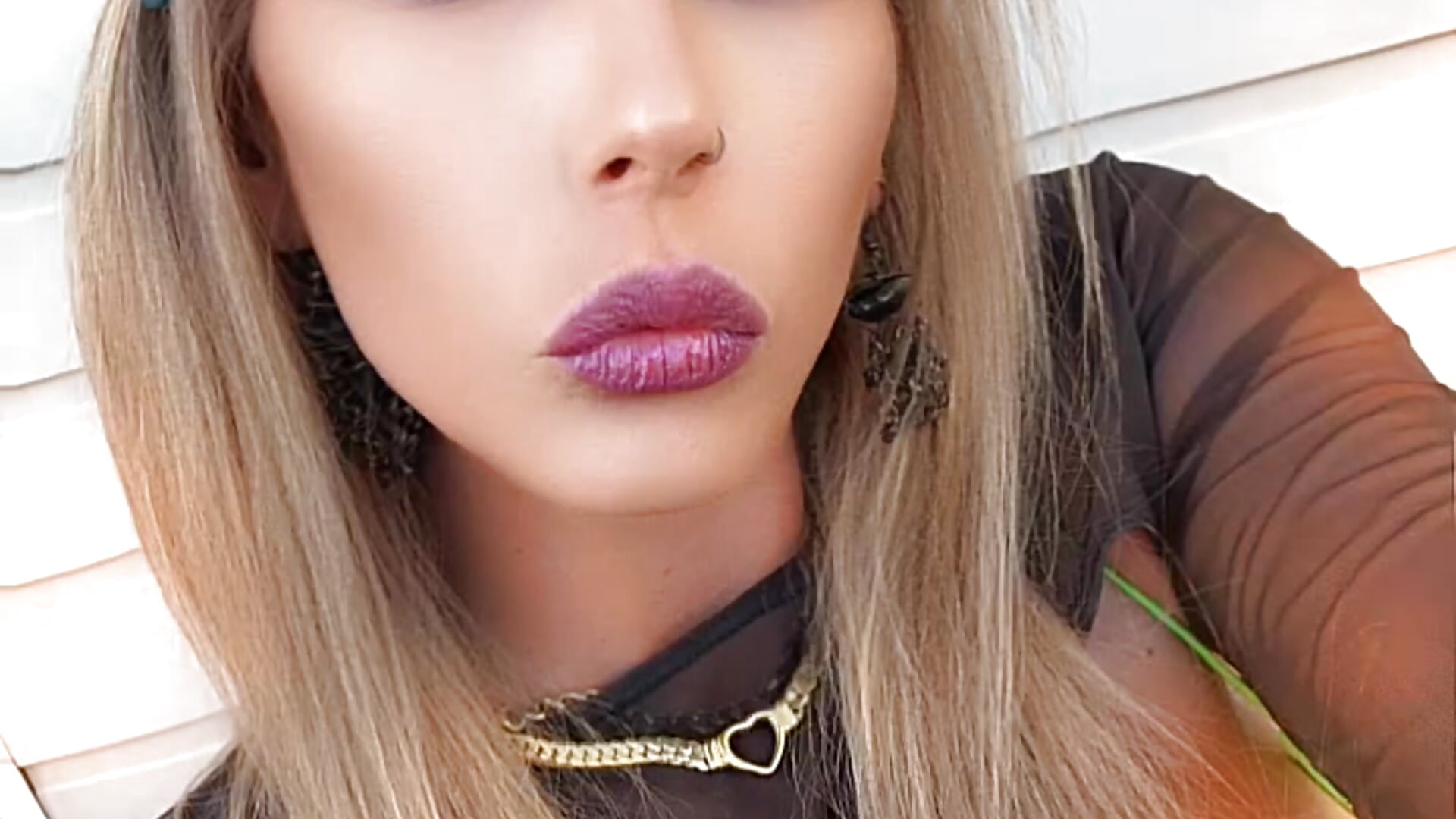 beach day - video by VANTABLACKXXX cam model