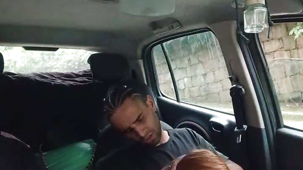 Dando o cuzinho no carro,ele  não aguentou e gozou