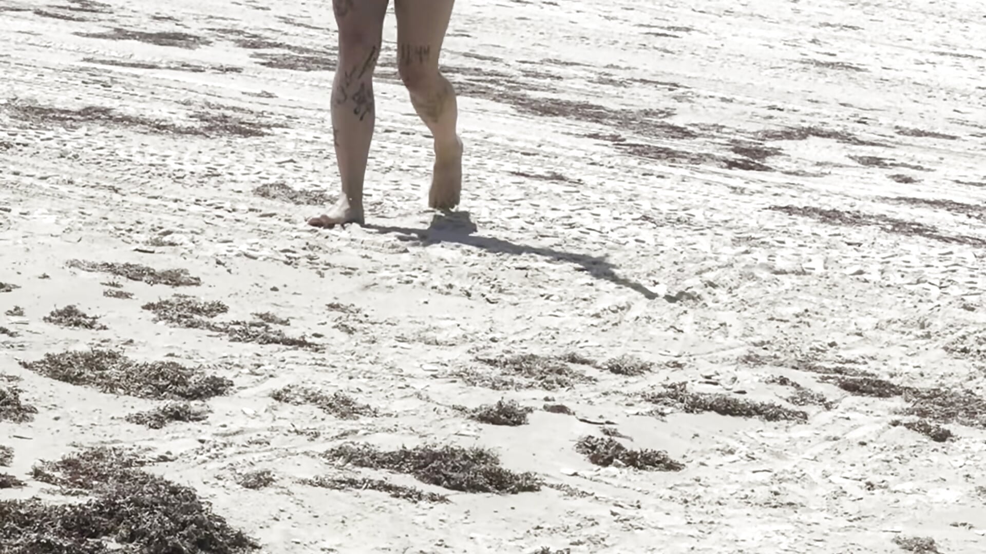 Barmaid at the beach - video by iamthemoon cam model