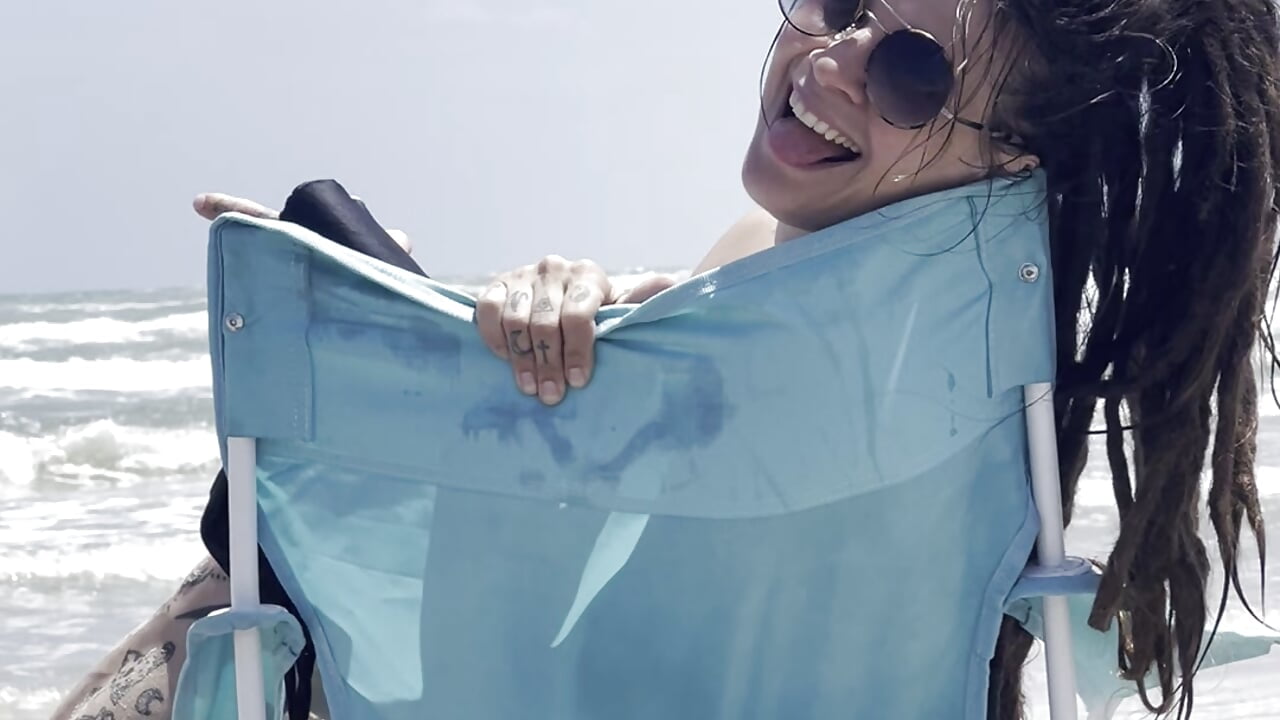 beach day - video by iamthemoon cam model