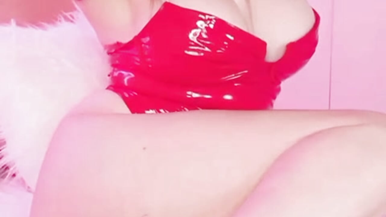 Red red wine - video by Milfgabriellemom cam model