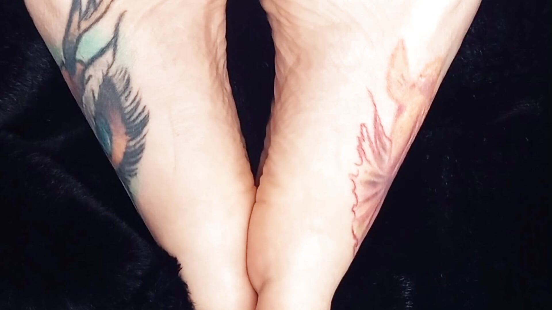 feettattoo - video di Izumy_Velvet modella di cam