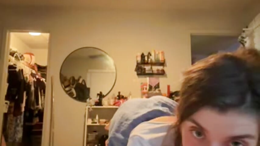 I need to stretch - clip cu CherryCannabis model videochat