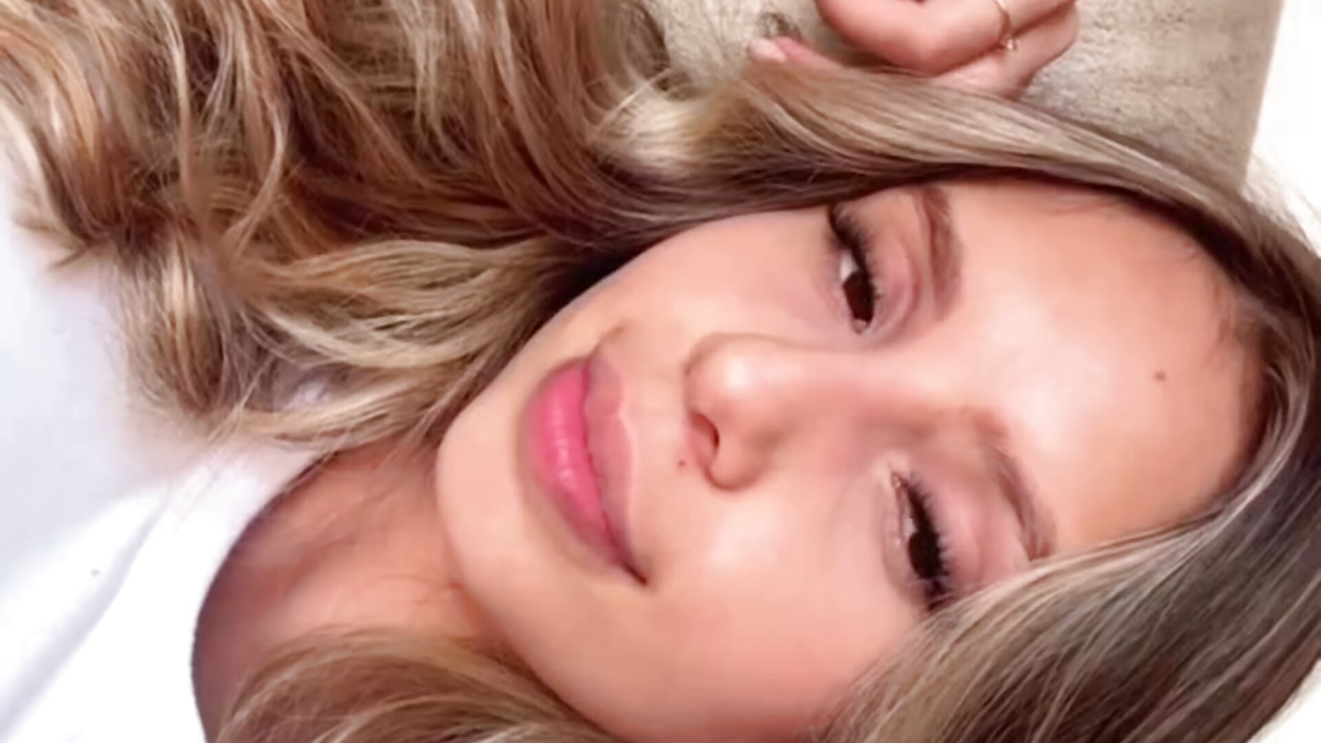 kiss me - clip cu salomee__evans model videochat