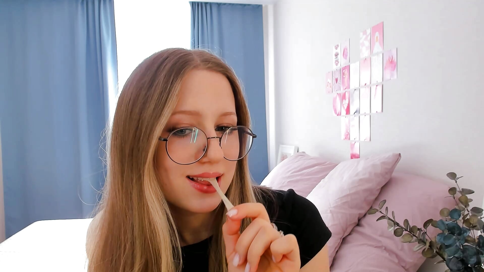 Chewing bubble gum - відео від вебкаммоделі Vega_Taylor