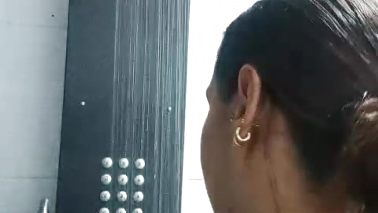 latina sexy tomando ducha - відео від вебкаммоделі MiaSantana_