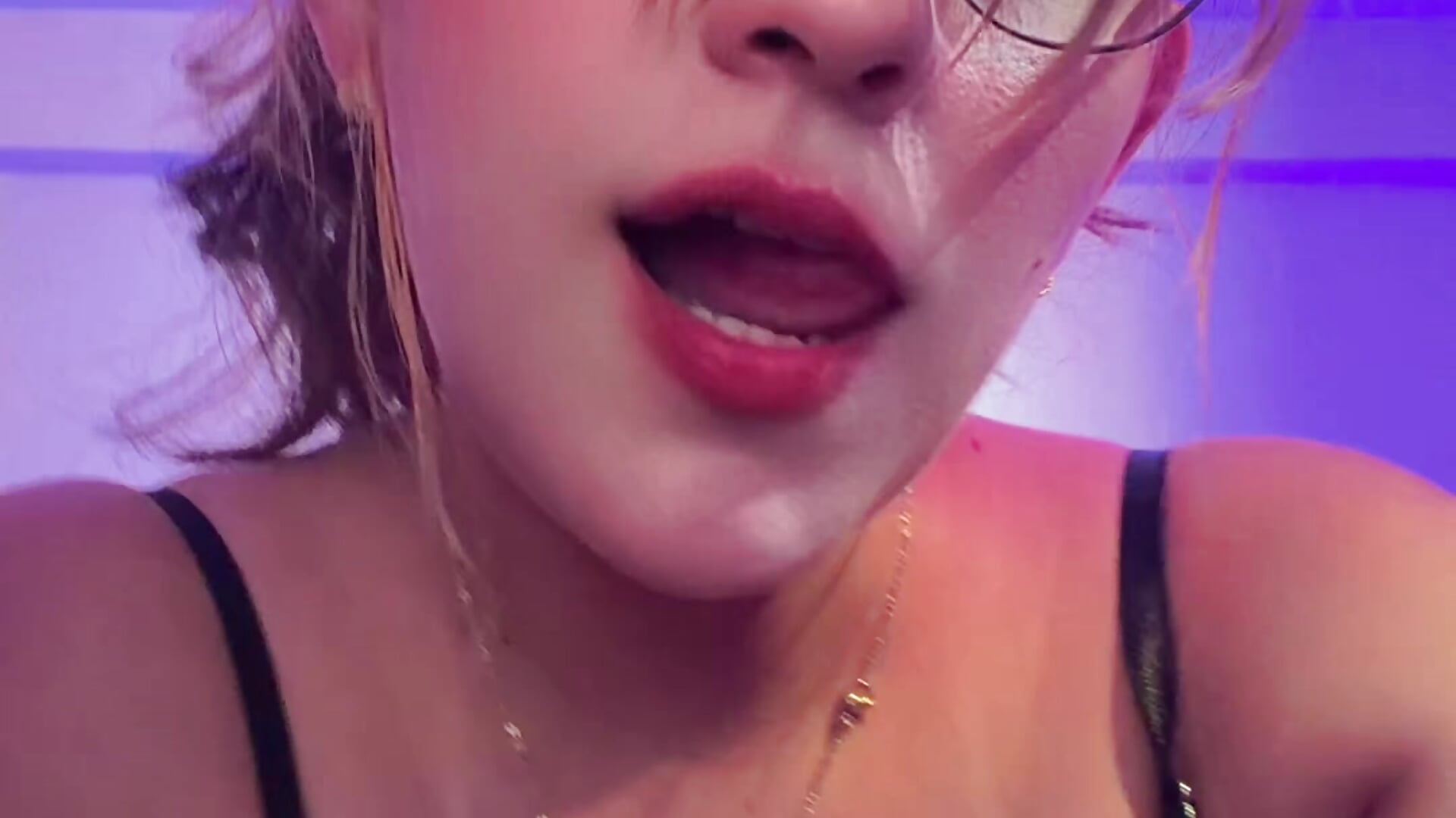 🤭 - video by DannaCouper_ cam model