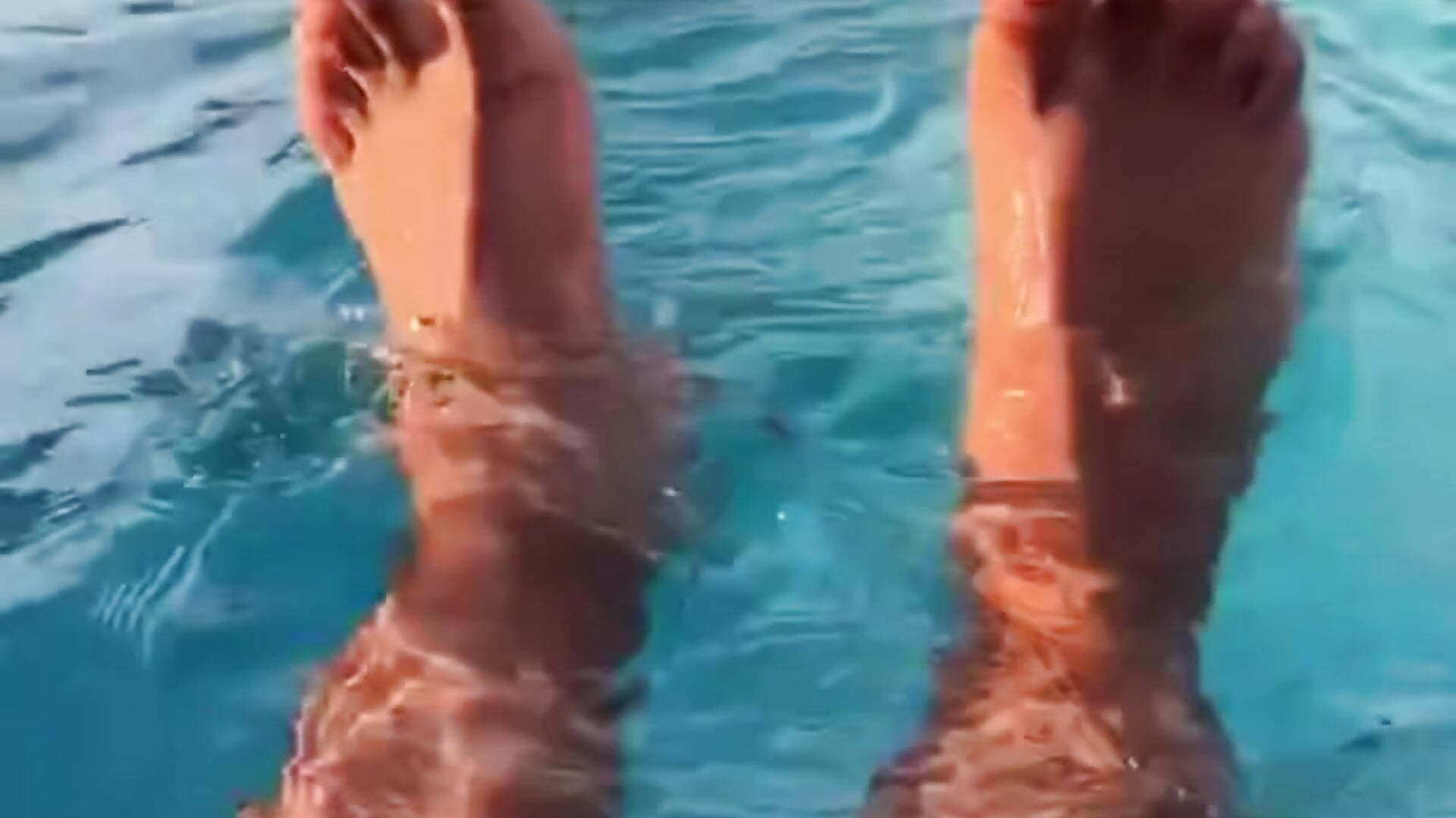 My toes are soo slippery, I wonder what else can make them wet - βίντεο μοντέλου KaylaAngel