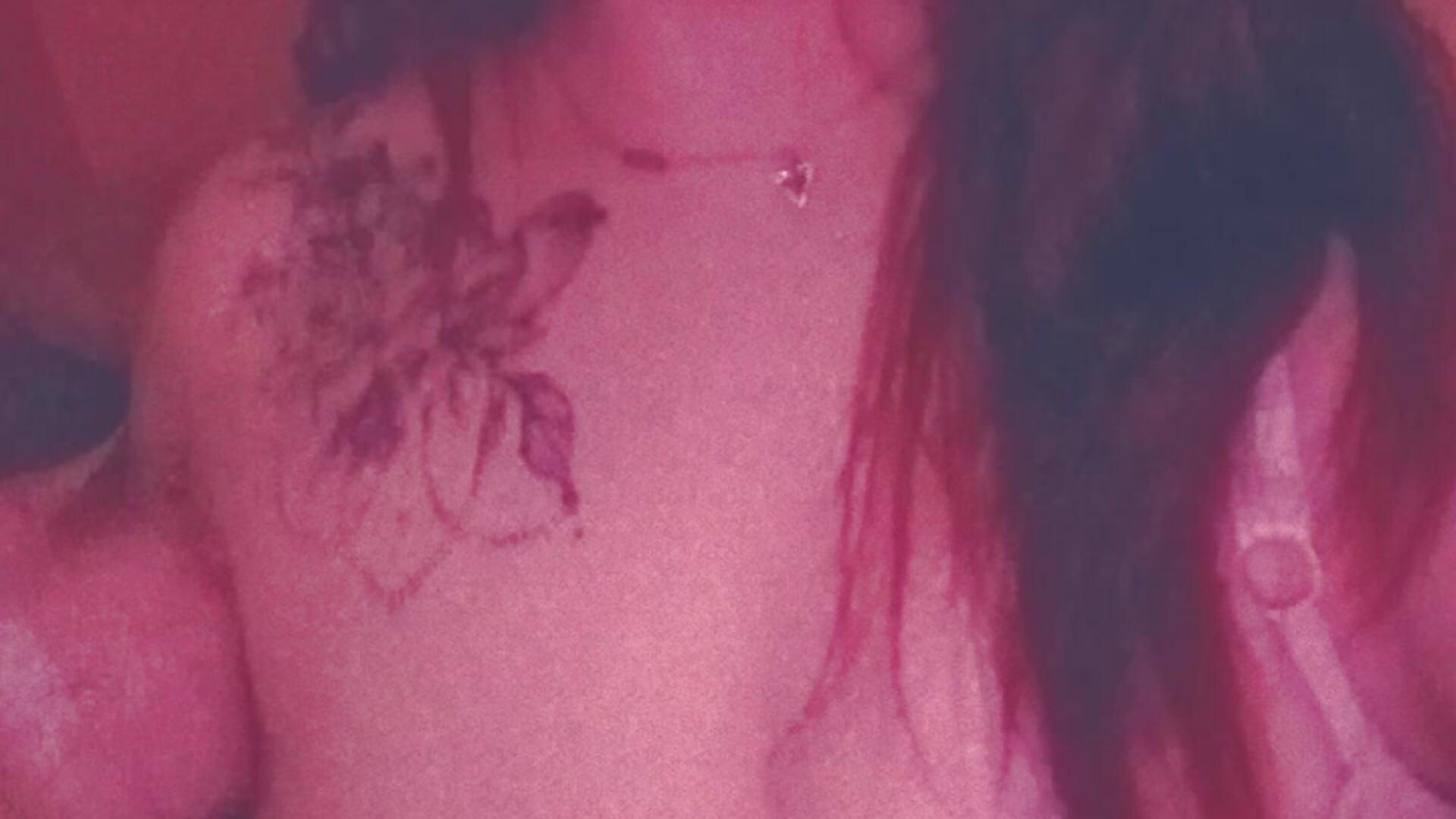 1000077874 - vídeo de OliviaMile modelo de câmara