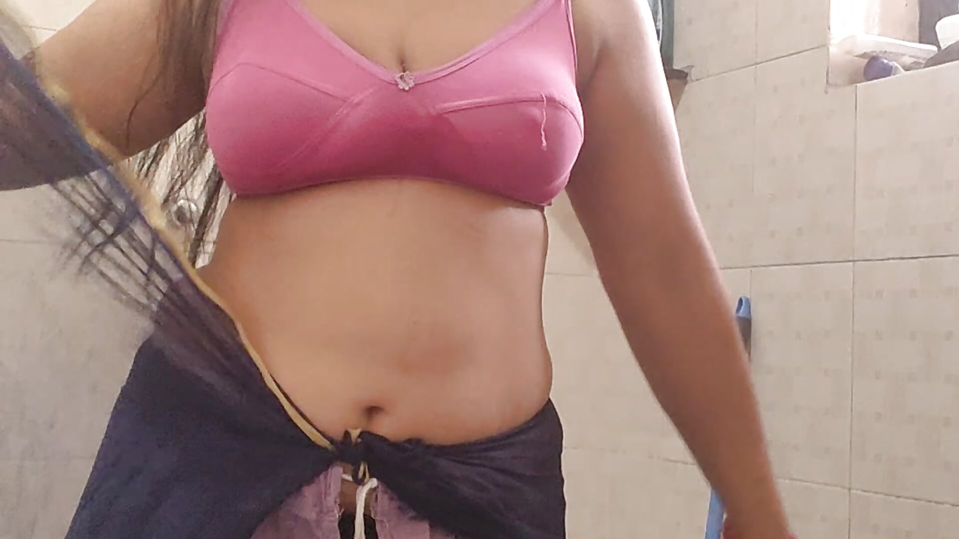 Saree wear and drop with ass twerking