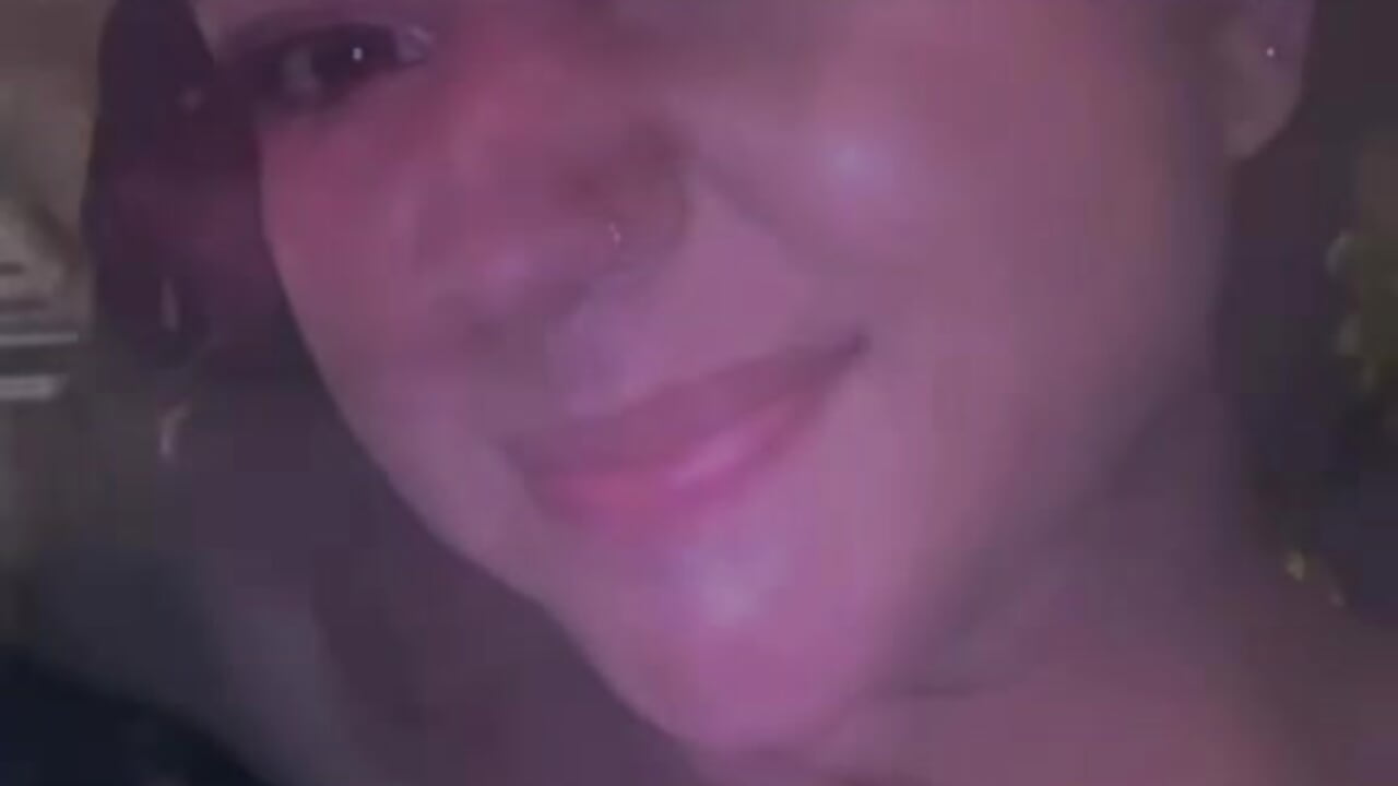 kisses 😘 - فيديو من self_destruction موديل الكام
