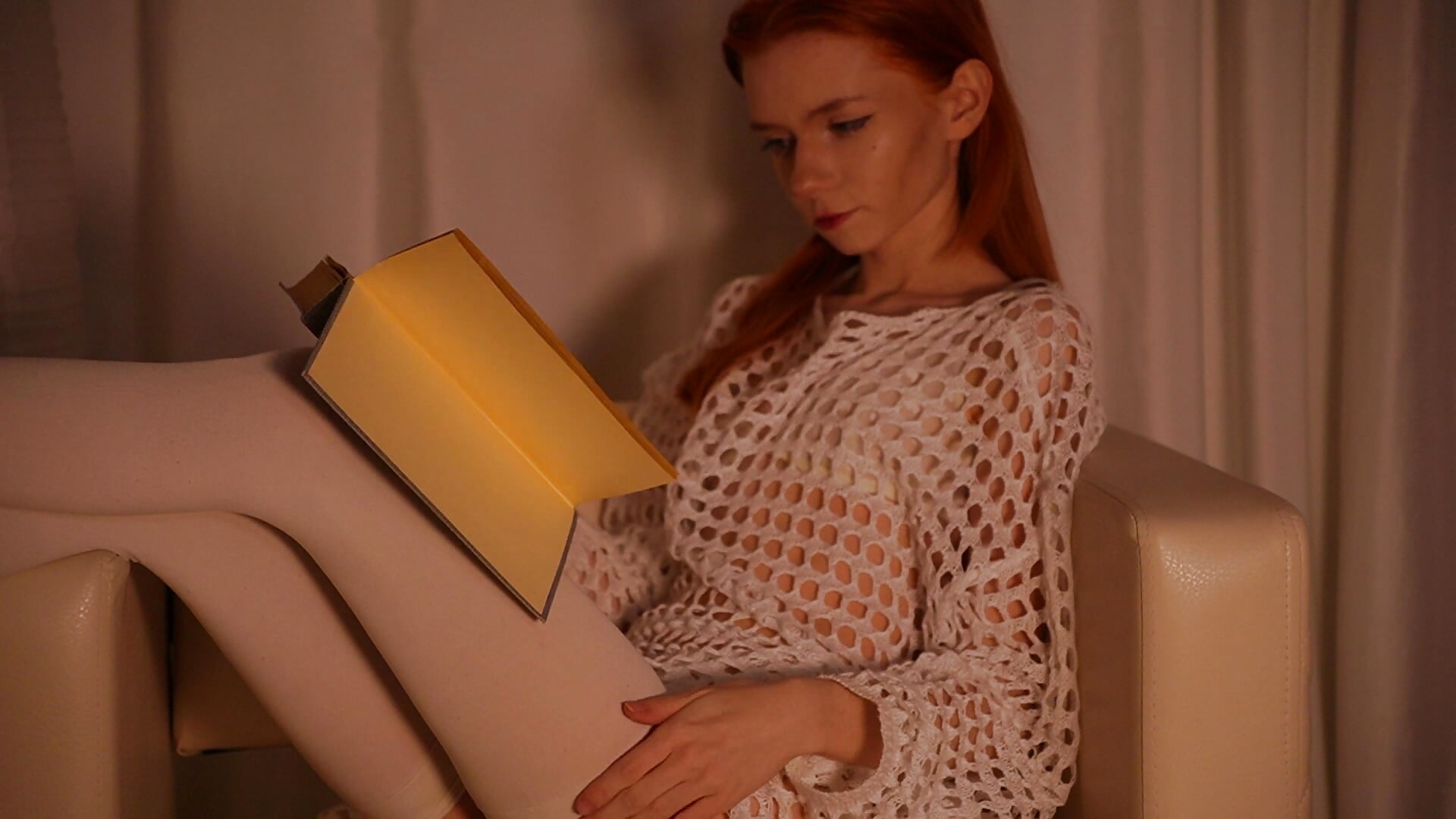 Shall we read together? - video oleh model kamera TarynPalek