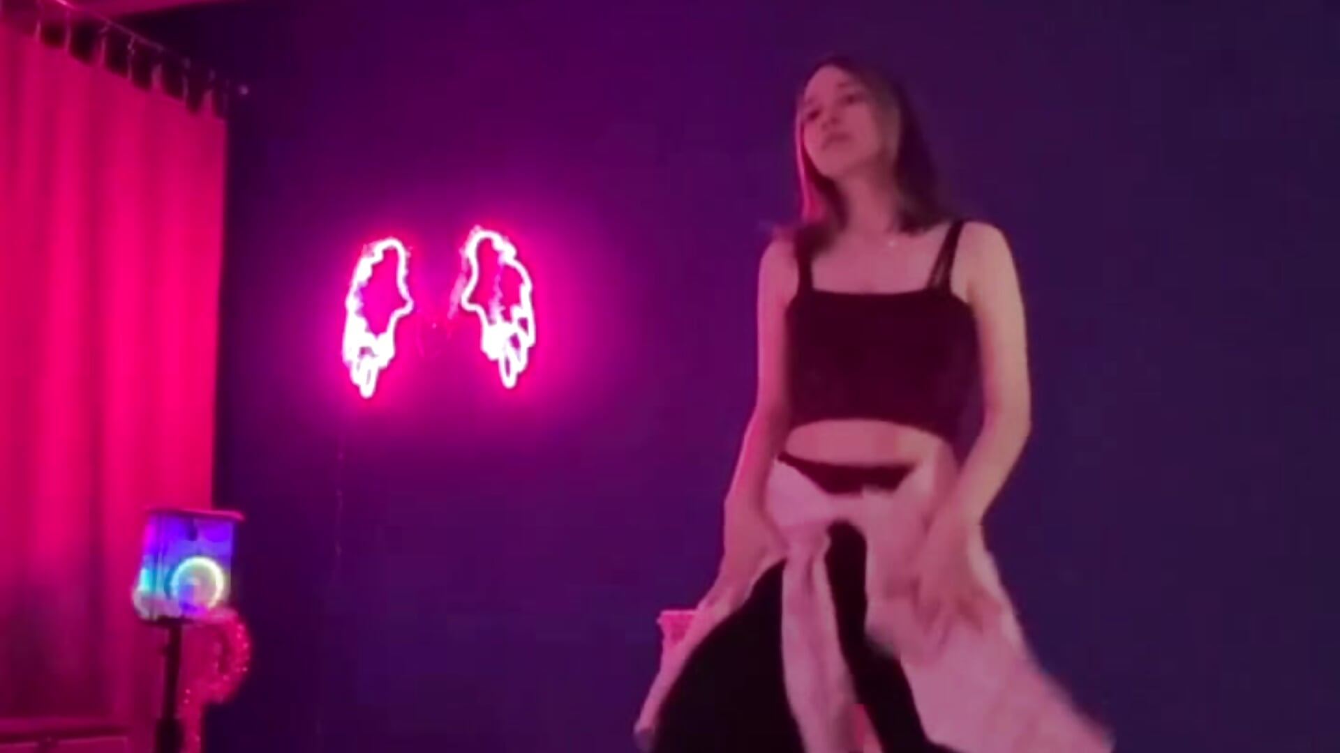 watch me dance :) - video oleh alorenna kamera model