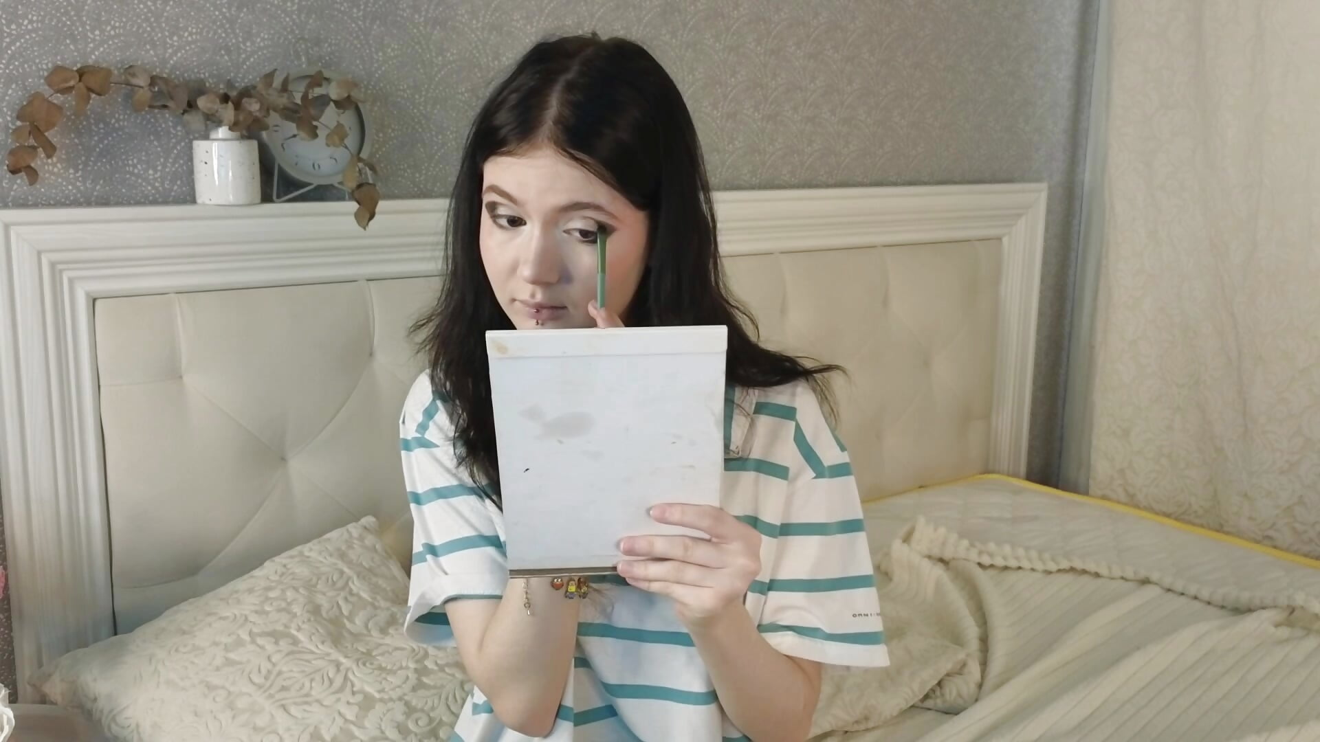 Morning Make(wake)UP! - video oleh Glow_hollow kamera model