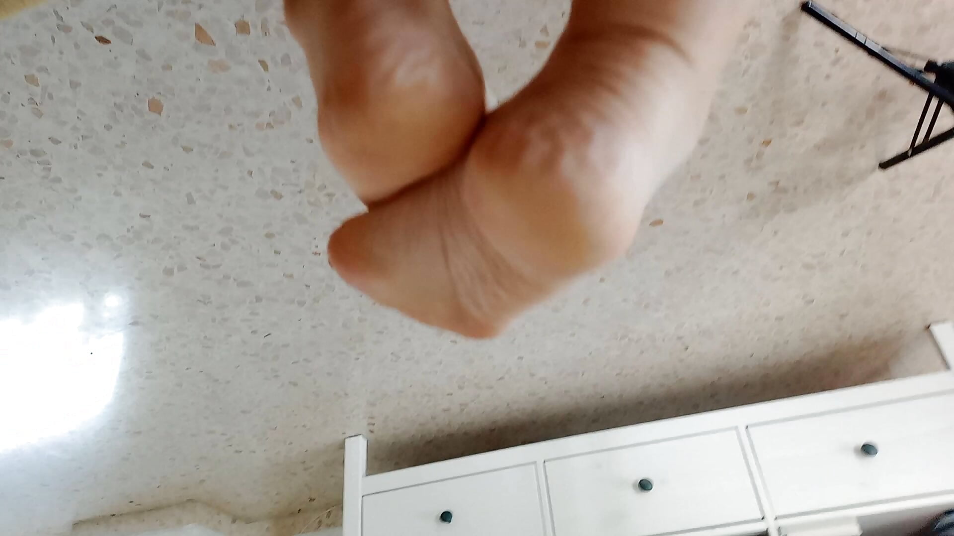 Pies bonitos 😍 y sexy - vídeo de la modelo de cam Laparejaideal8