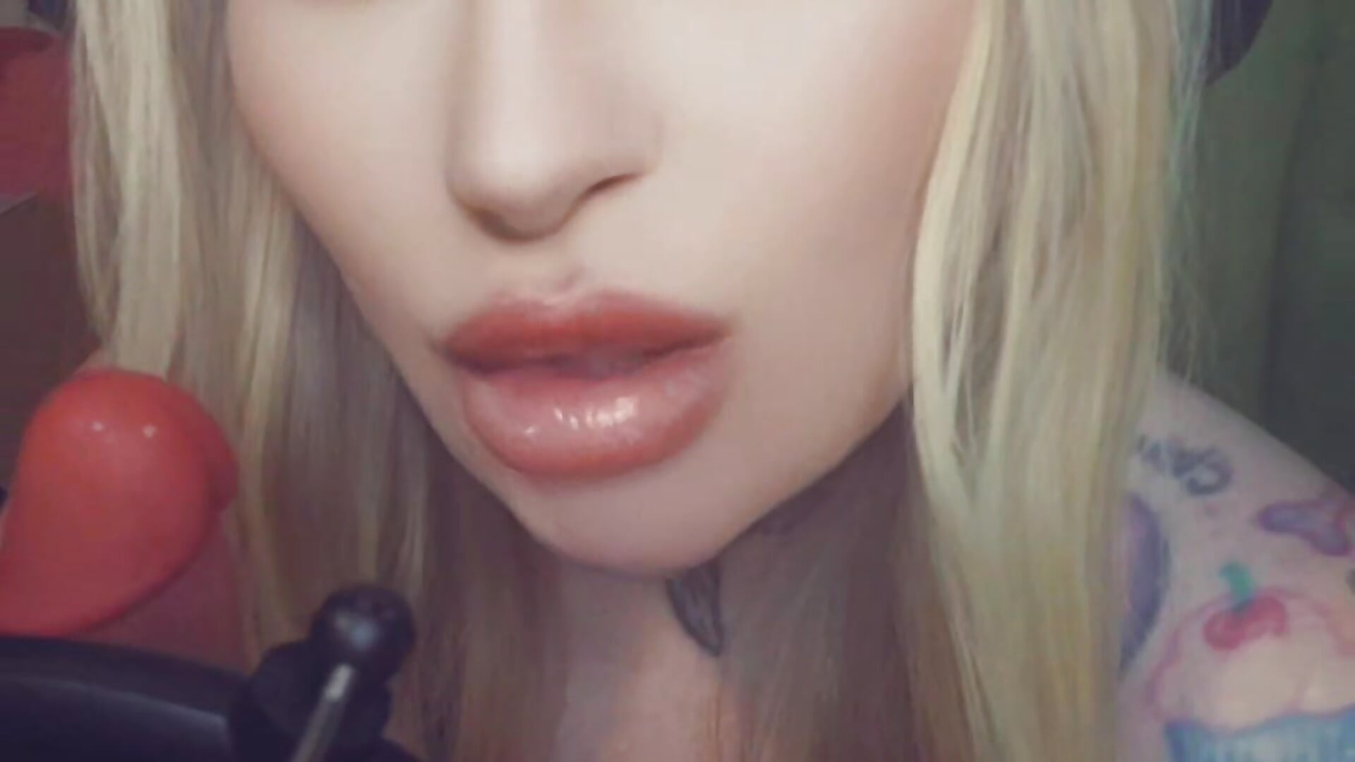 ASMR PENIS SUX - video od modelky/modela Inkedplaydoll