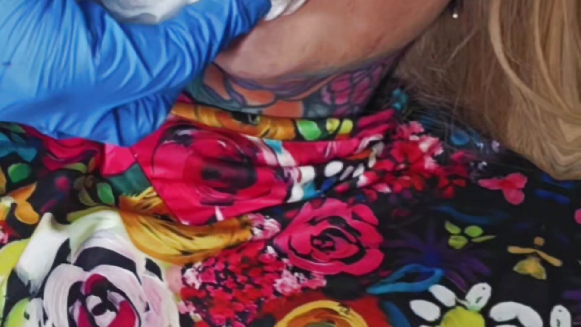 Fill my lips - video by Inkedplaydoll cam model