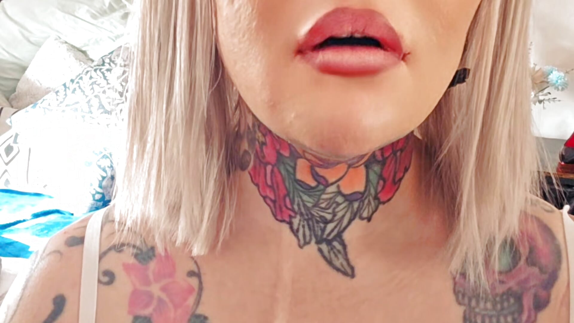 Cum on my tit's - video của người mẫu cam Inkedplaydoll