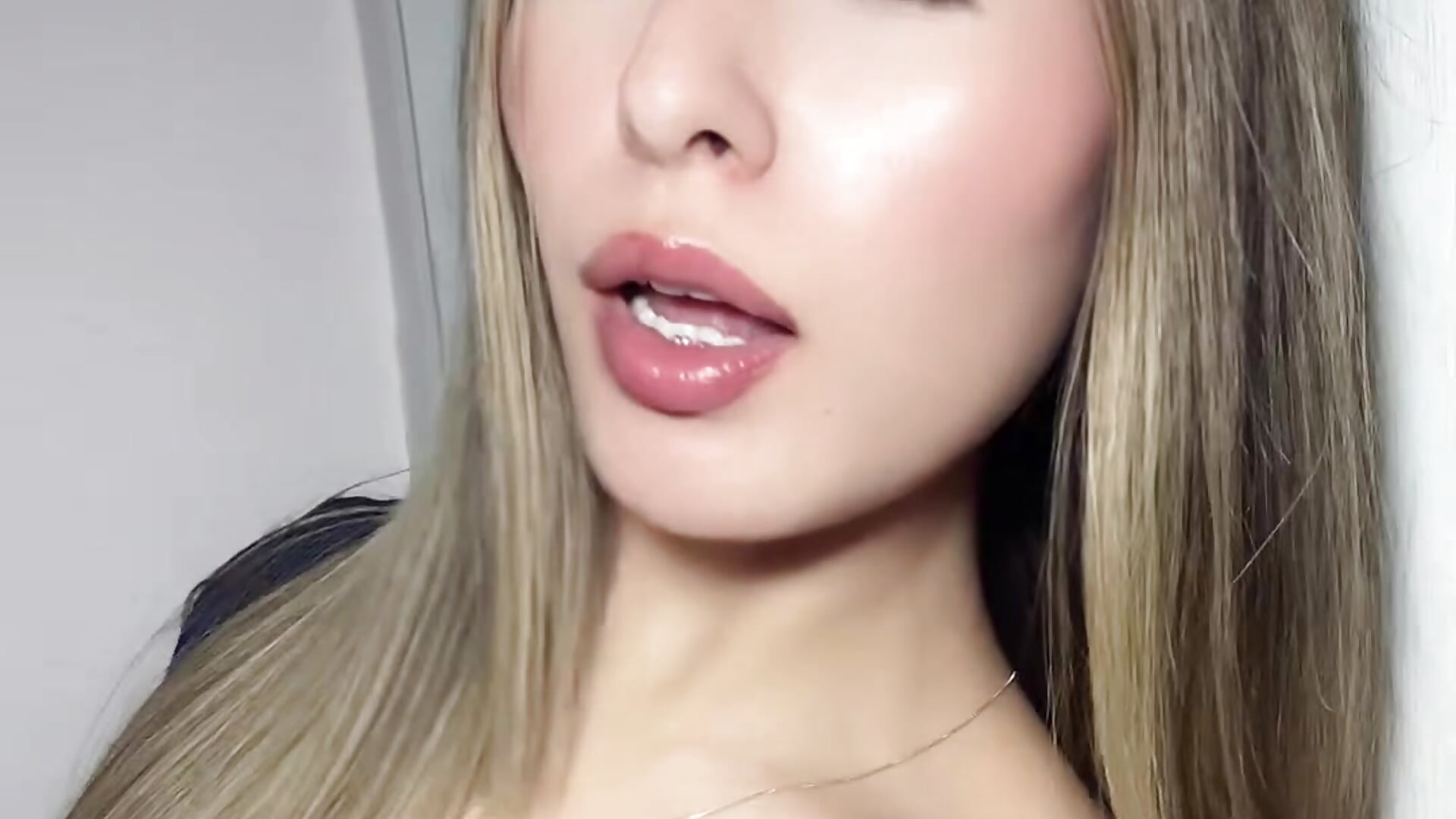 MILA🩷 - відео від вебкаммоделі kloe__t18