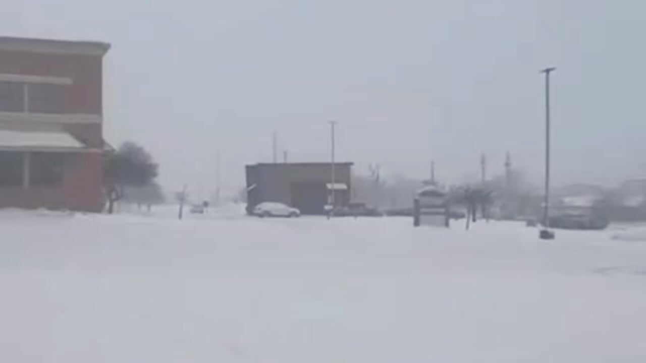 walk with snow❄️ - video by Amelie_Love cam model