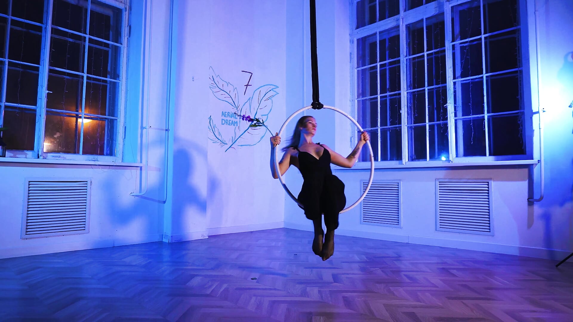 Dance with the aerial hoop - video od modelky/modela Crystal_Kris