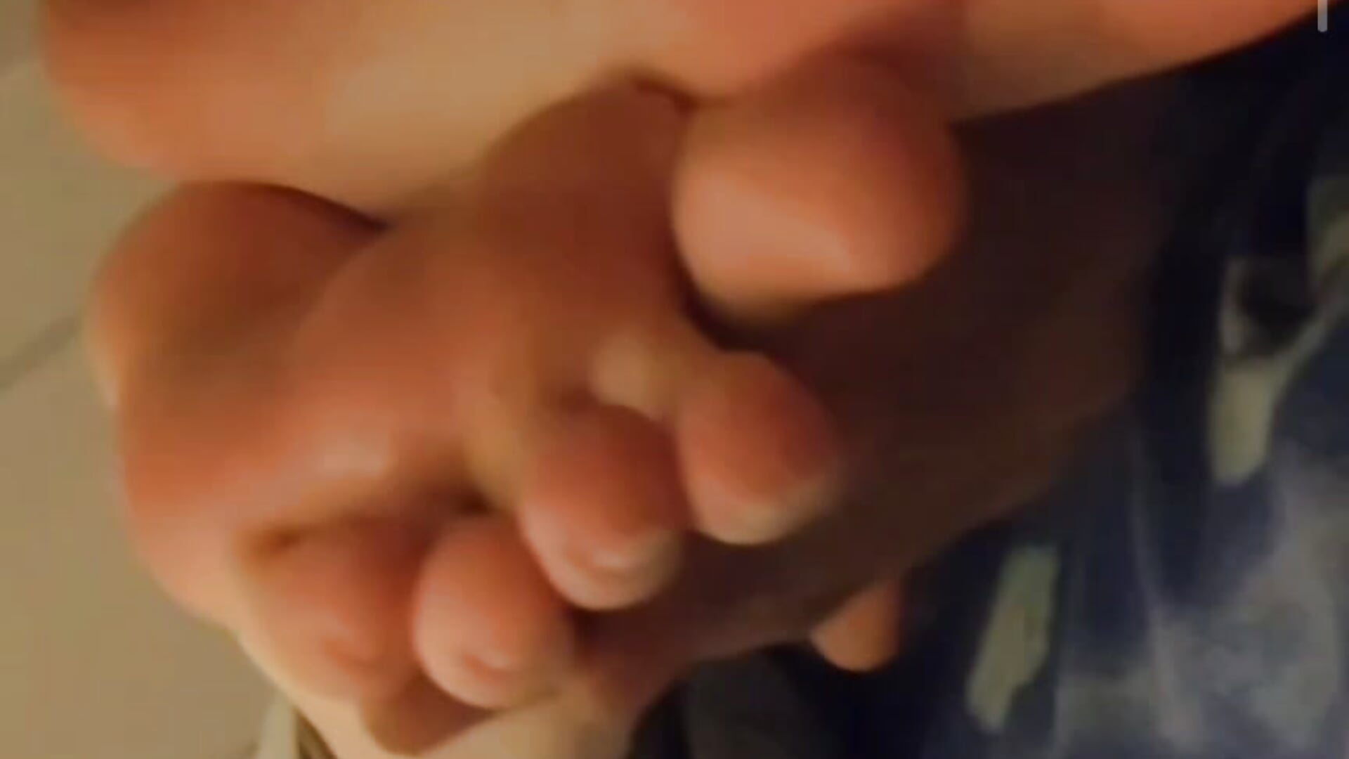 French girl foot worship léché les pieds de Miss elisa96 👣👣👅😱 - video by BLACK-O-TOP cam model