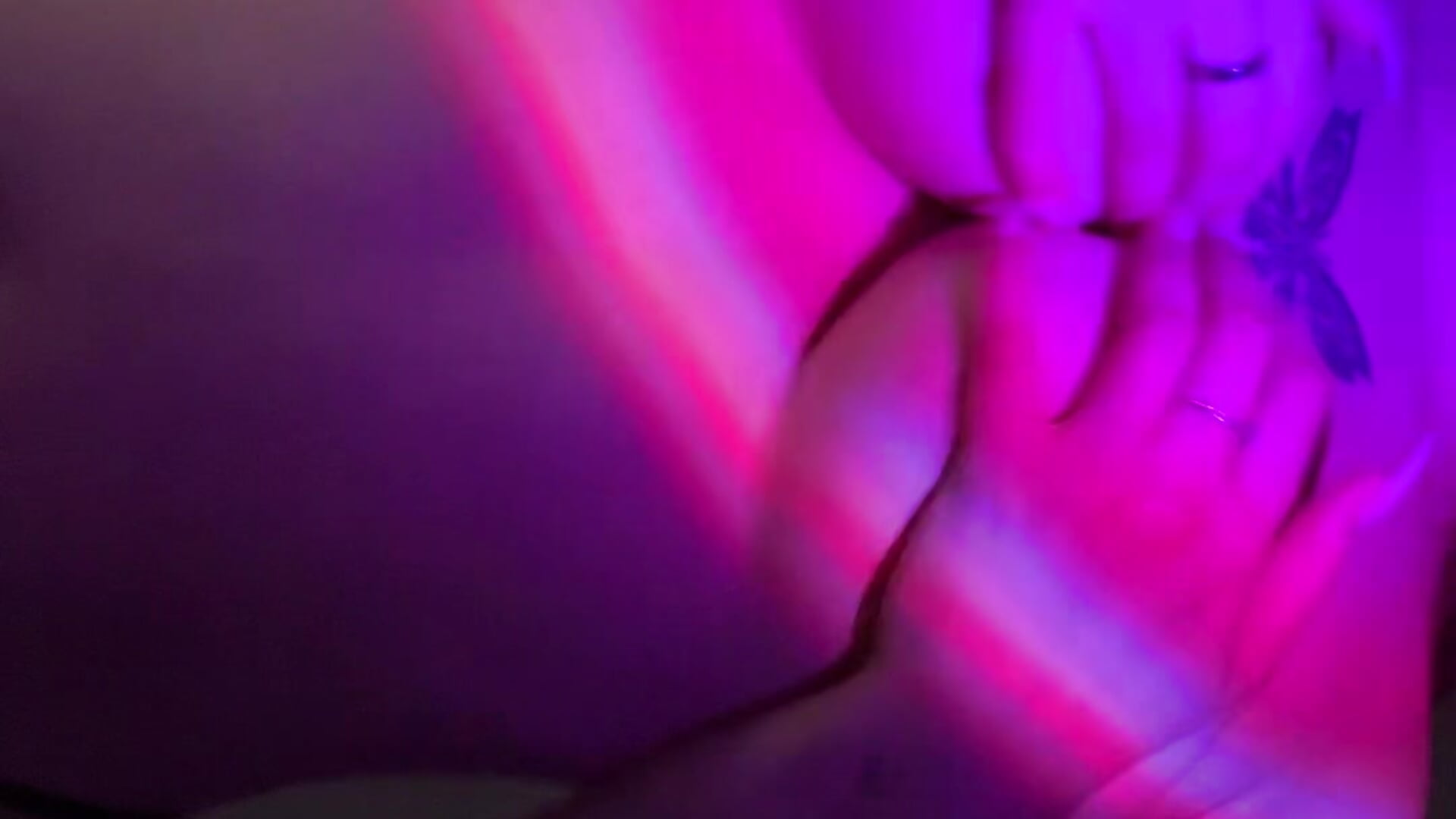 DO U LIKE MY TITS? GIVE ME MAXIMUM HEART – video modela na kameri MaeWilkins