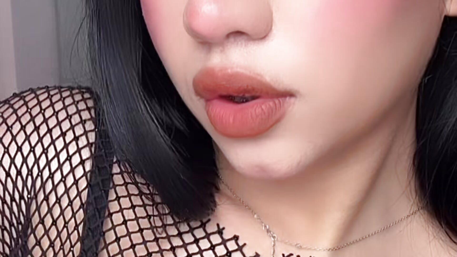 “I have a question… are you always this charming? 😍” - video van LiaLovet cam-model