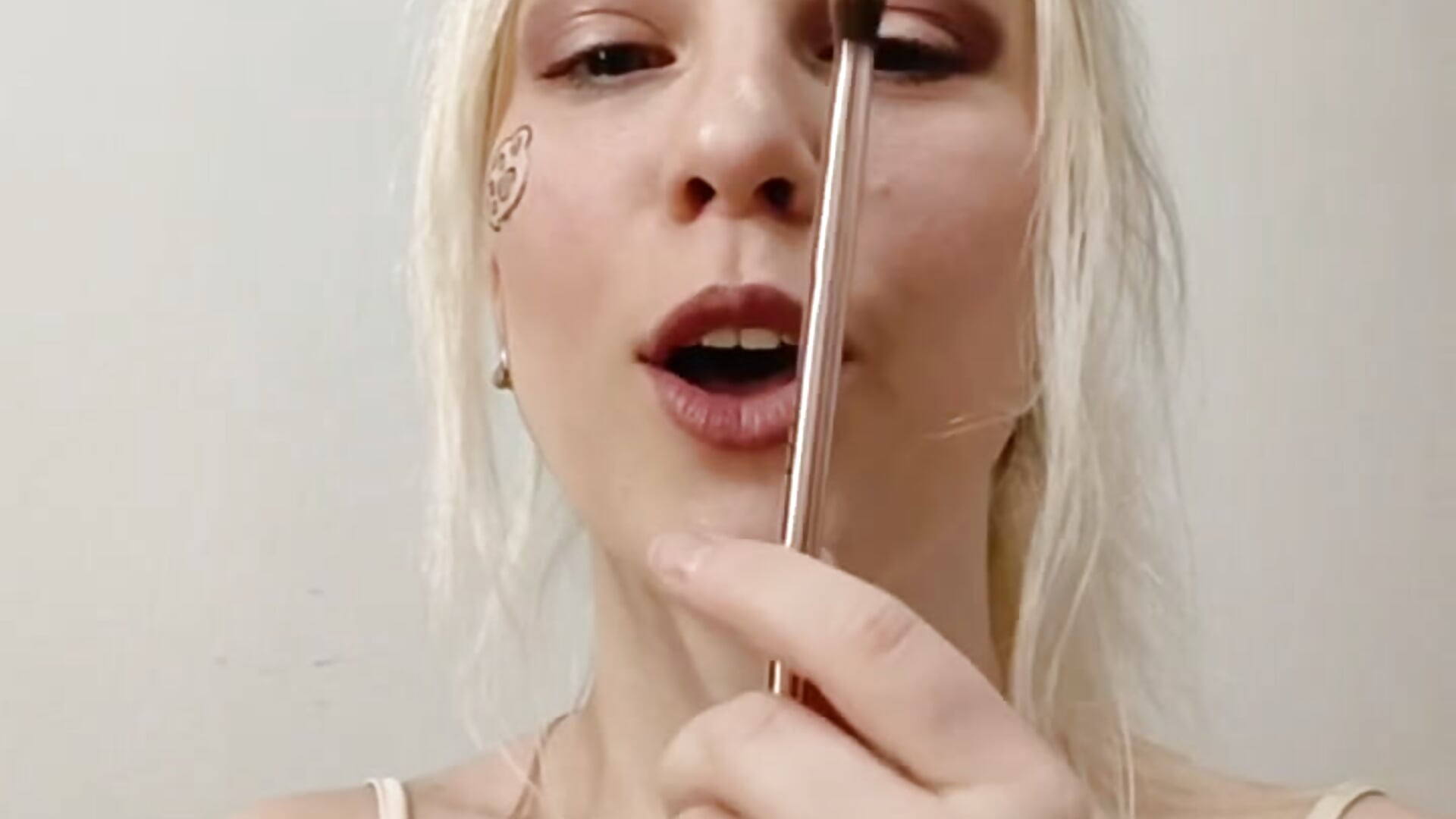 doing my makeup upclose — filmik Betty_Vega, modela(-lki) na kamerkach