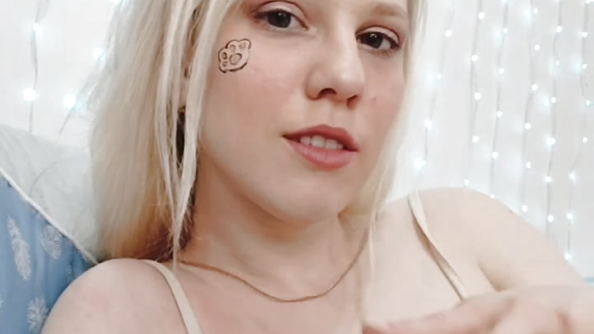 moisturising — filmik Betty_Vega, modela(-lki) na kamerkach