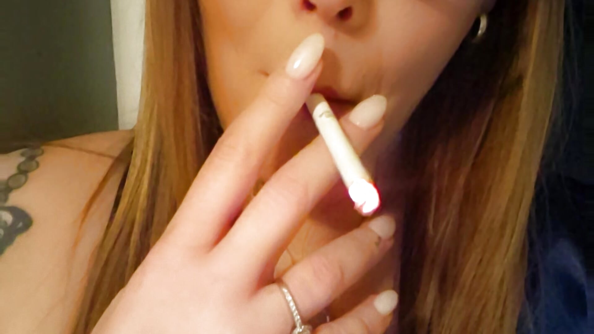 Smoking – video od webkamerové modelky Majestic-Maya
