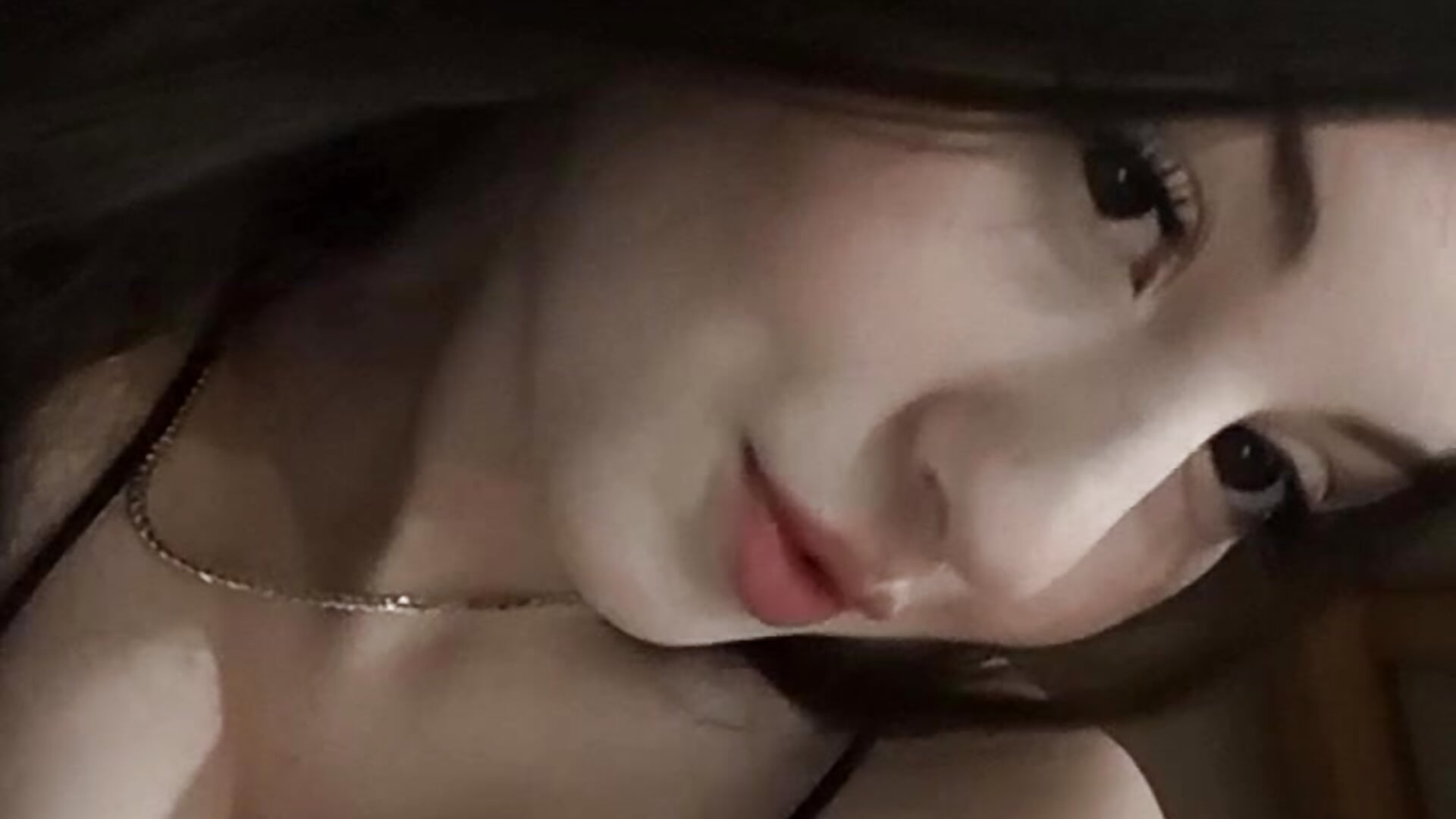 love taht) – video af ZyntraLoom cam-model