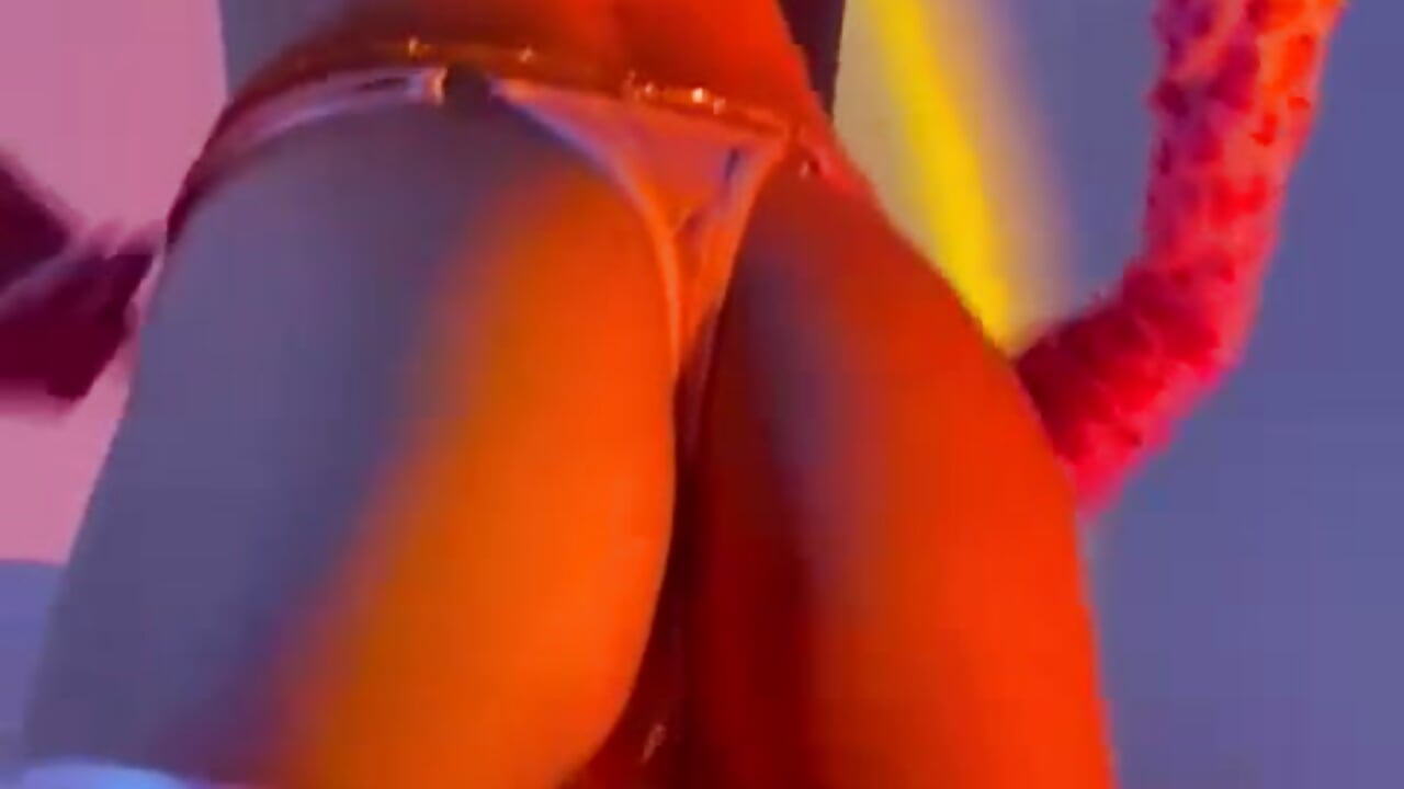 A little bit of me 🌊 - clip cu MaddyExposedd model videochat