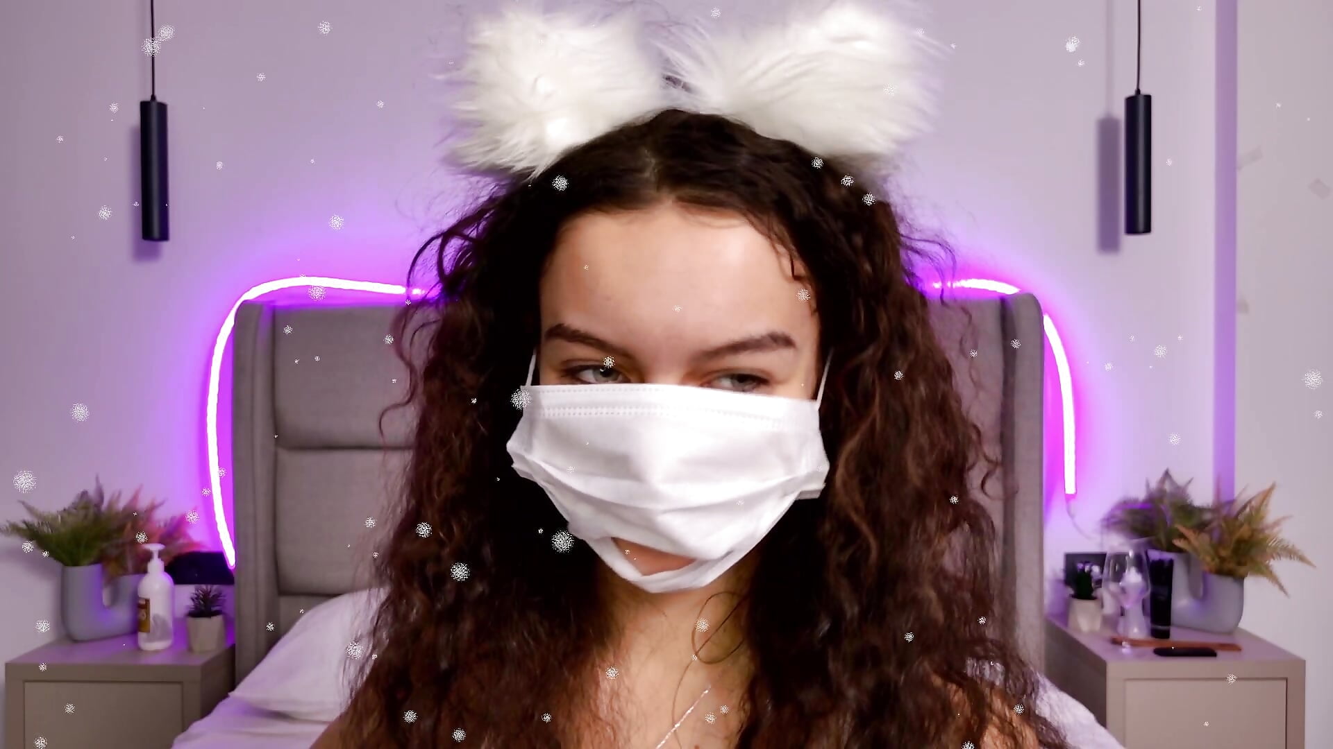 Playing around in a mask, cheerful nurse🥺 - video od modelky/modela Luna_Starlight