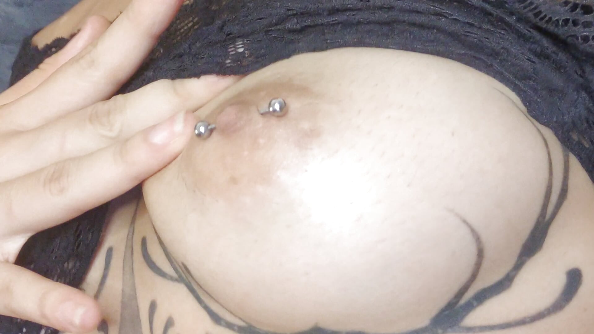 My little pretty piercings 😏 - video di Cherry_violeta modella di cam