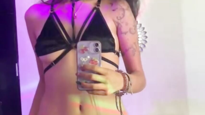 Skin🖤 - Vídeo de Miniadelf, modelo de vídeos