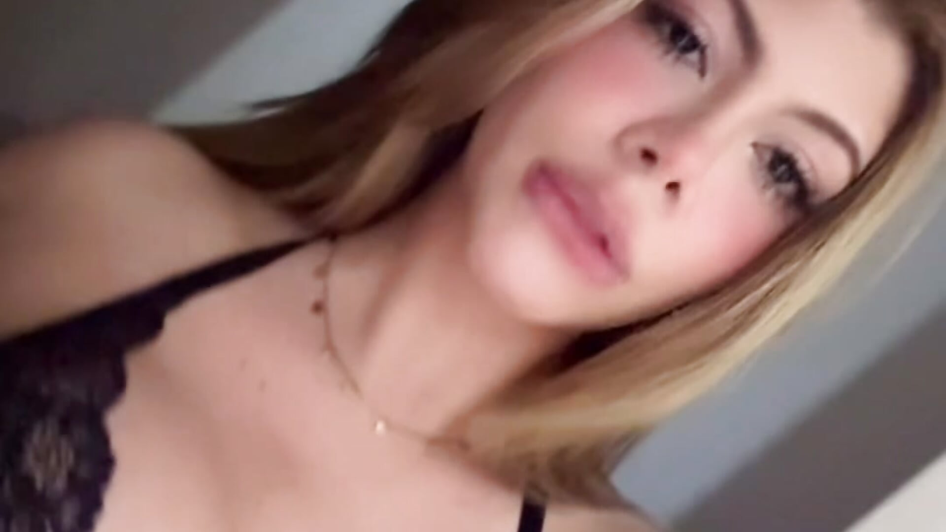 Your fav blondy girl - فيديو من abyyhills موديل الكام